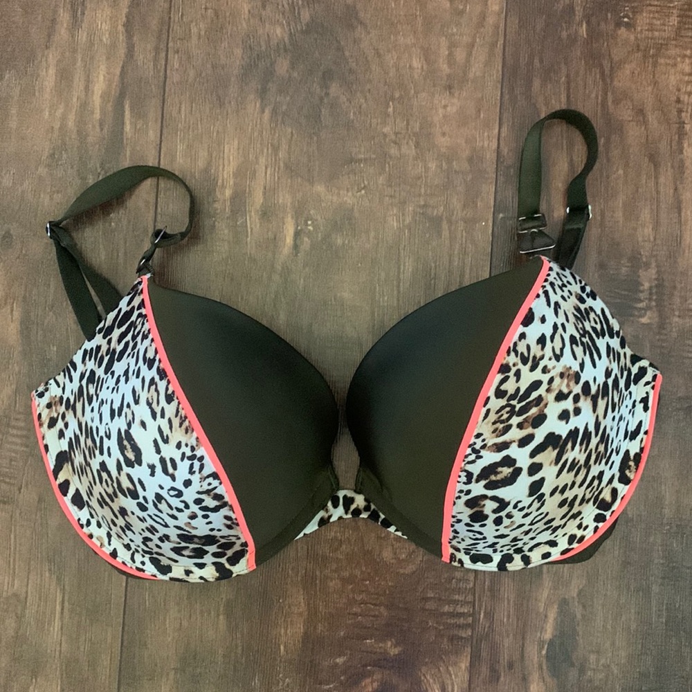Brand new never worn 32DDD Victoria’s Secret bra.